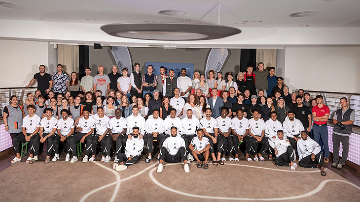 Im Mittelpunkt  Cristiano Ronaldo, das al-Nassr-Team und die Mitarbeiterinnen und Mitarbeiter des Hotels Gut Brandlhof, die die saudi-arabischen Top-Gäste eine Woche lang betreut haben (©Foto: Gut Brandlhof) 